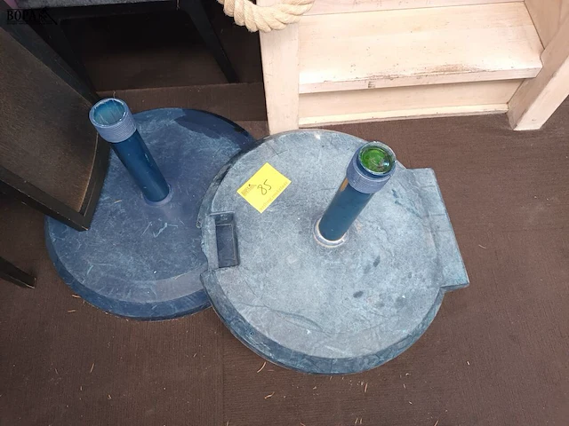 Lot 85 - parasolvoet. 3 stuks - afbeelding 1 van  3
