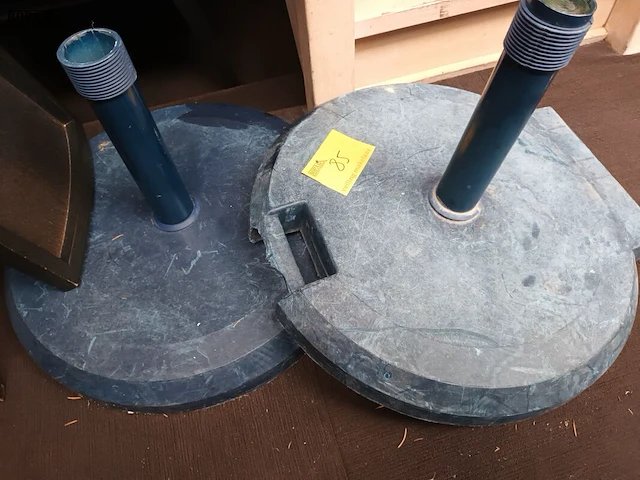Lot 85 - parasolvoet. 3 stuks - afbeelding 3 van  3