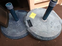 Lot 85 - parasolvoet. 3 stuks - afbeelding 3 van  3
