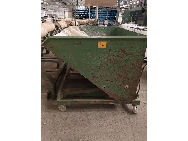 Lot 850 - mobiele kipcontainer - afbeelding 1 van  3