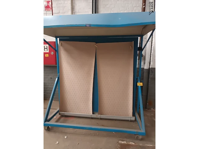 Lot 852 - metalen kar voor belichting - afbeelding 1 van  3