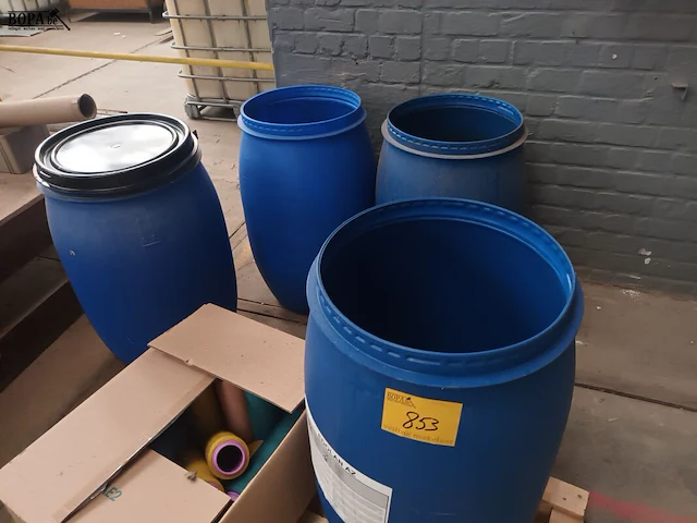 Lot 853 - plastieken tonnen en doos bobijnen - afbeelding 2 van  3