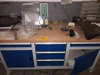 Lot 856 - werkbank en kasten met inhoud - afbeelding 1 van  6