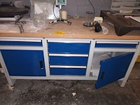 Lot 856 - werkbank en kasten met inhoud - afbeelding 2 van  6