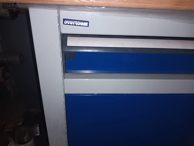 Lot 856 - werkbank en kasten met inhoud - afbeelding 3 van  6