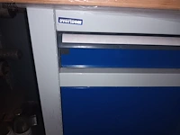 Lot 856 - werkbank en kasten met inhoud - afbeelding 3 van  6