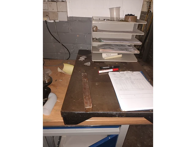 Lot 856 - werkbank en kasten met inhoud - afbeelding 6 van  6