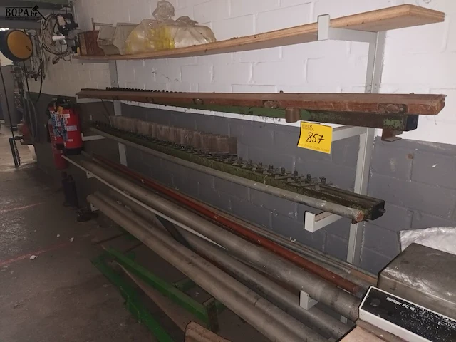 Lot 857 - wandrek met haken en inhoud - afbeelding 1 van  3