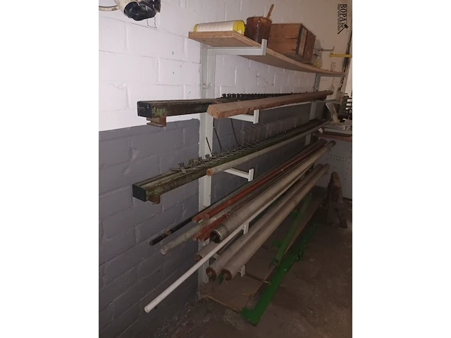 Lot 857 - wandrek met haken en inhoud - afbeelding 2 van  3