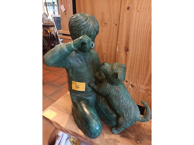 Lot 86 - bronzen beeld jongen met hond - afbeelding 1 van  6