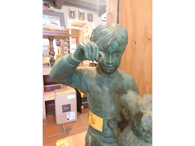 Lot 86 - bronzen beeld jongen met hond - afbeelding 2 van  6