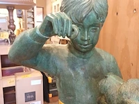 Lot 86 - bronzen beeld jongen met hond - afbeelding 2 van  6