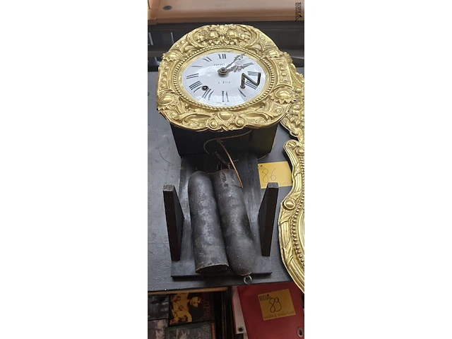 Lot 86 - comtoise klok en antieke hangklok - afbeelding 2 van  4