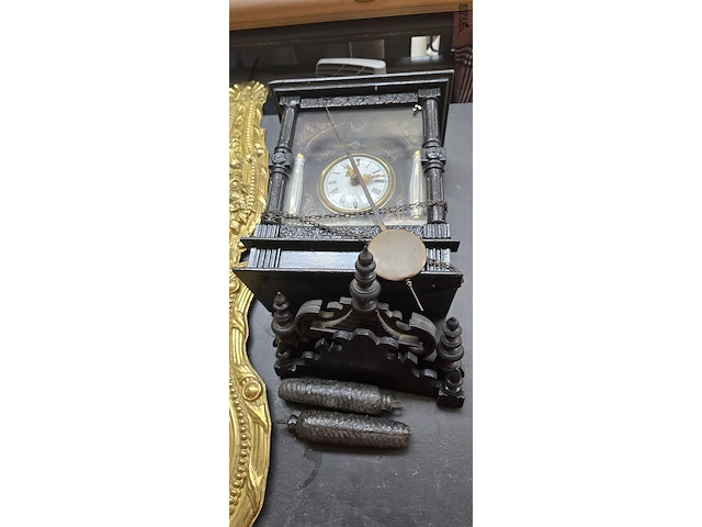 Lot 86 - comtoise klok en antieke hangklok - afbeelding 4 van  4