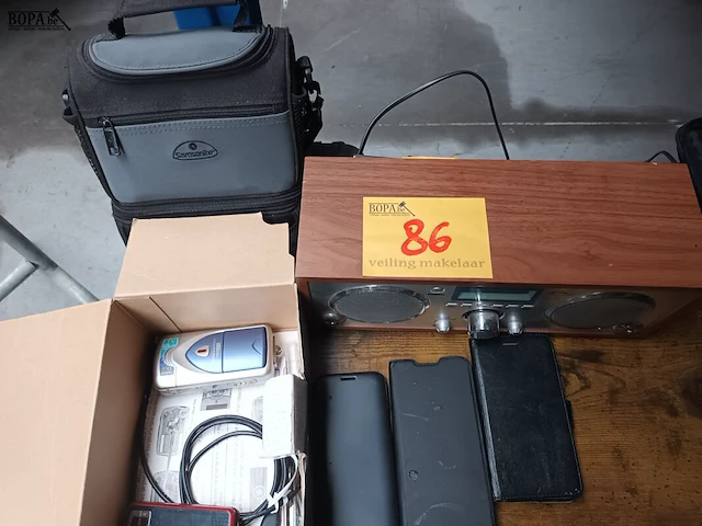 Lot 86 - gsm’s, radio en camera’s. 7 stuks - afbeelding 1 van  6