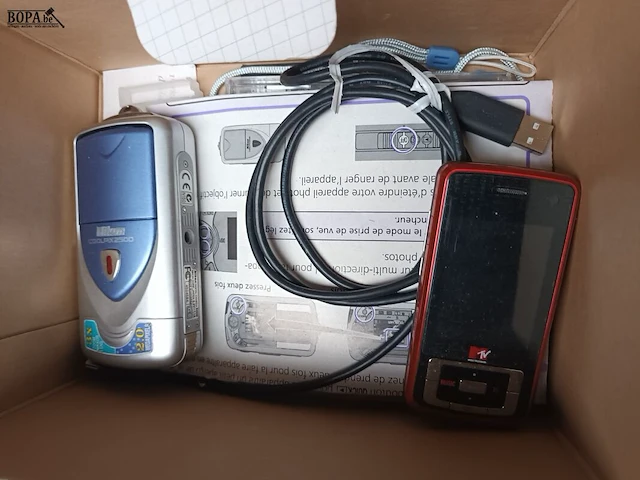 Lot 86 - gsm’s, radio en camera’s. 7 stuks - afbeelding 3 van  6