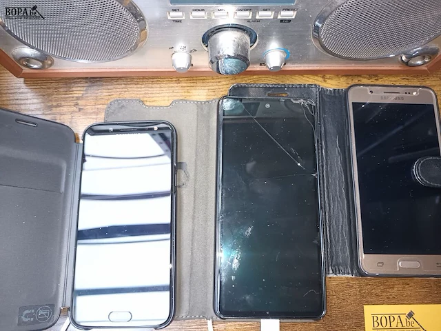 Lot 86 - gsm’s, radio en camera’s. 7 stuks - afbeelding 5 van  6