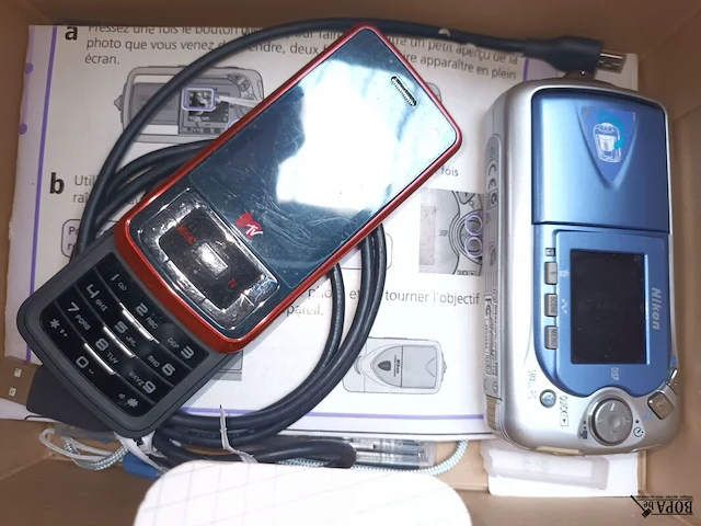 Lot 86 - gsm’s, radio en camera’s. 7 stuks - afbeelding 6 van  6