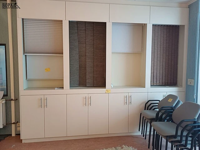 Lot 86 - inbouwkast(en) met inhoud - afbeelding 1 van  3