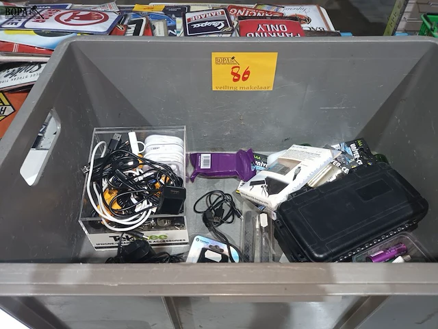 Lot 86 - kabels, adapters en batterijen - afbeelding 1 van  5