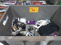 Lot 86 - kabels, adapters en batterijen - afbeelding 1 van  5