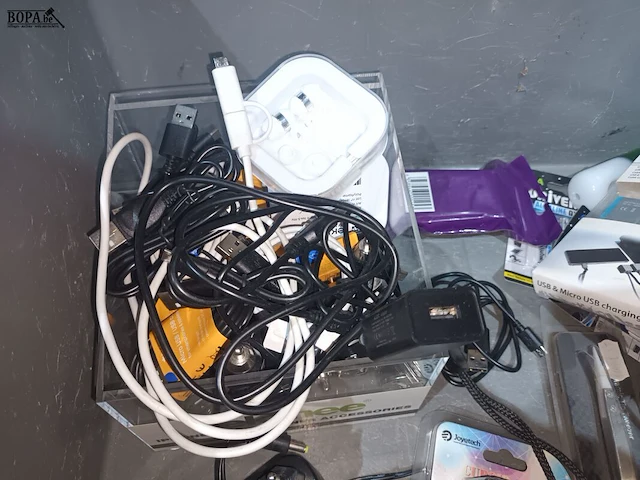 Lot 86 - kabels, adapters en batterijen - afbeelding 2 van  5