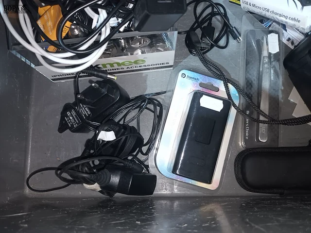 Lot 86 - kabels, adapters en batterijen - afbeelding 3 van  5