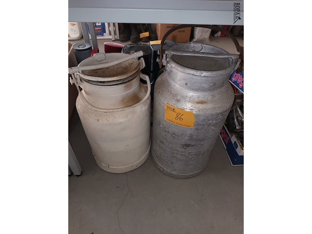 Lot 86 - metalen melkkit. 2 stuks - afbeelding 1 van  3