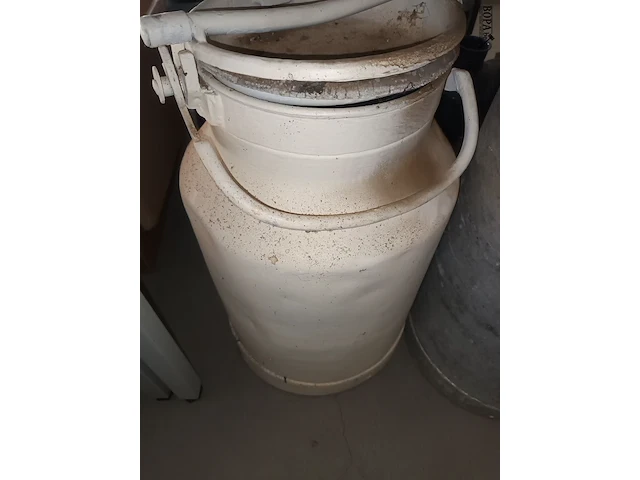Lot 86 - metalen melkkit. 2 stuks - afbeelding 2 van  3