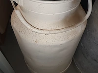 Lot 86 - metalen melkkit. 2 stuks - afbeelding 2 van  3