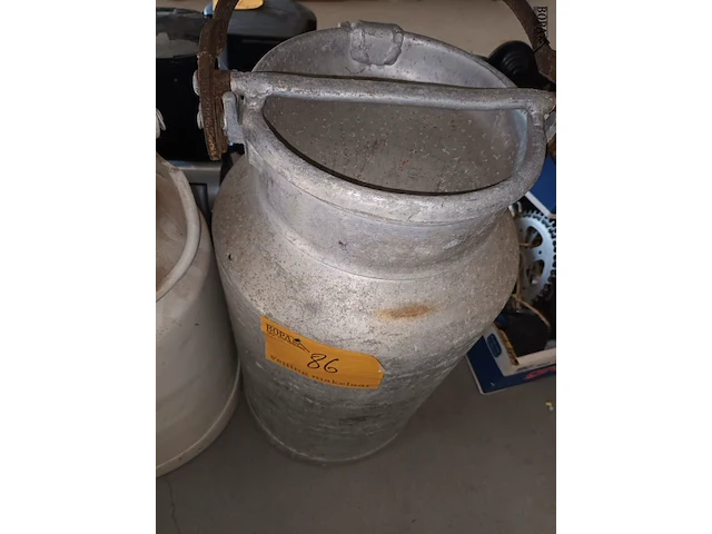 Lot 86 - metalen melkkit. 2 stuks - afbeelding 3 van  3
