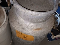 Lot 86 - metalen melkkit. 2 stuks - afbeelding 3 van  3