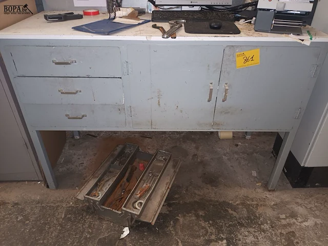Lot 861 - werkbank en kasten - afbeelding 1 van  3