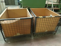 Lot 869 - metalen stapelbak met inhoud - afbeelding 1 van  3