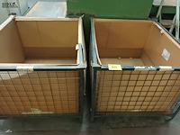Lot 869 - metalen stapelbak met inhoud - afbeelding 2 van  3