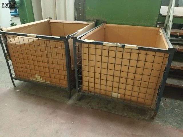 Lot 869 - metalen stapelbak met inhoud - afbeelding 3 van  3