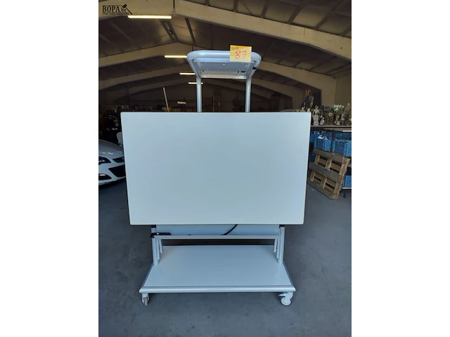 Lot 87 - elektrische mobiele projectie schrijftafel - afbeelding 1 van  6