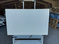Lot 87 - elektrische mobiele projectie schrijftafel - afbeelding 1 van  6