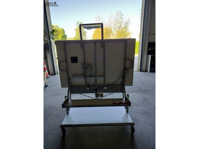 Lot 87 - elektrische mobiele projectie schrijftafel - afbeelding 2 van  6