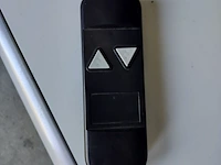 Lot 87 - elektrische mobiele projectie schrijftafel - afbeelding 5 van  6