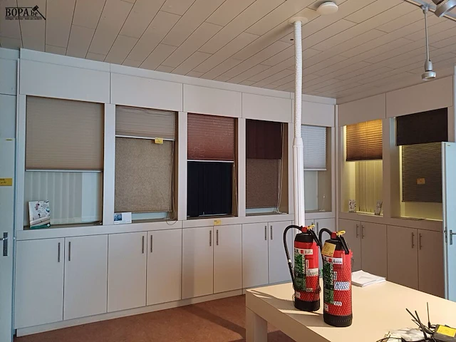 Lot 87 - hoek inbouwkast(en) met inhoud - afbeelding 1 van  4