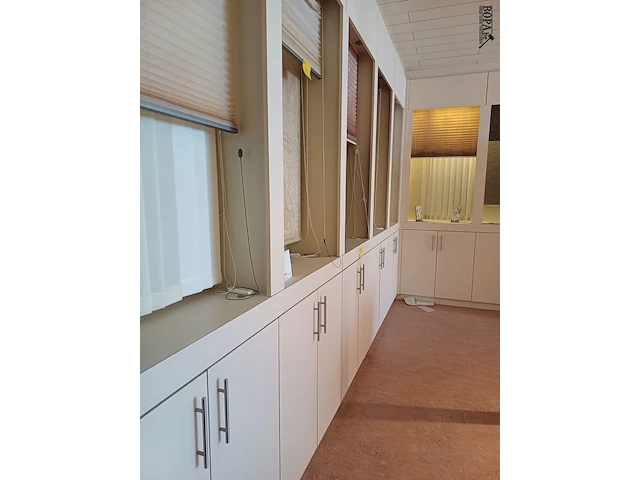 Lot 87 - hoek inbouwkast(en) met inhoud - afbeelding 2 van  4