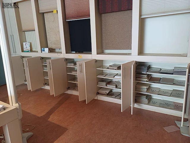 Lot 87 - hoek inbouwkast(en) met inhoud - afbeelding 4 van  4
