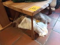 Lot 87 - houten salontafel - afbeelding 2 van  4