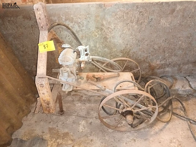 Lot 87 - kar met oude pomp - afbeelding 1 van  3