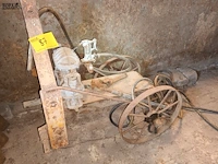 Lot 87 - kar met oude pomp - afbeelding 2 van  3