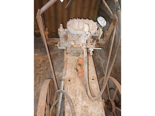 Lot 87 - kar met oude pomp - afbeelding 3 van  3