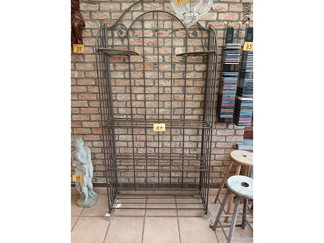 Lot 87 - metalen plantenrek - afbeelding 1 van  4