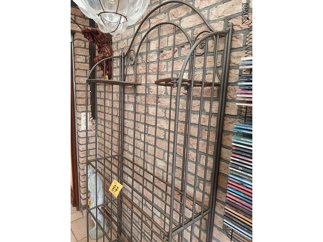 Lot 87 - metalen plantenrek - afbeelding 2 van  4