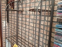 Lot 87 - metalen plantenrek - afbeelding 2 van  4